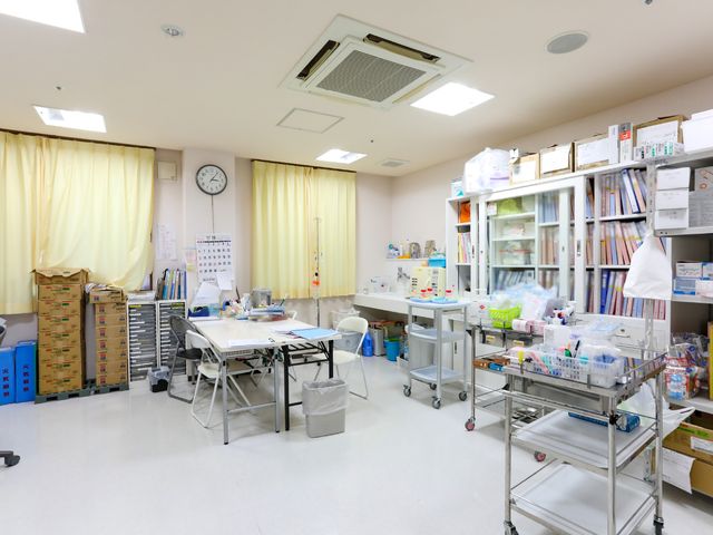 医療機器が整った部屋 職員室 明るい採光の中、多彩な医療機器が配置された空間です。スタッフの専門性を感じさせる設備が整っています。
