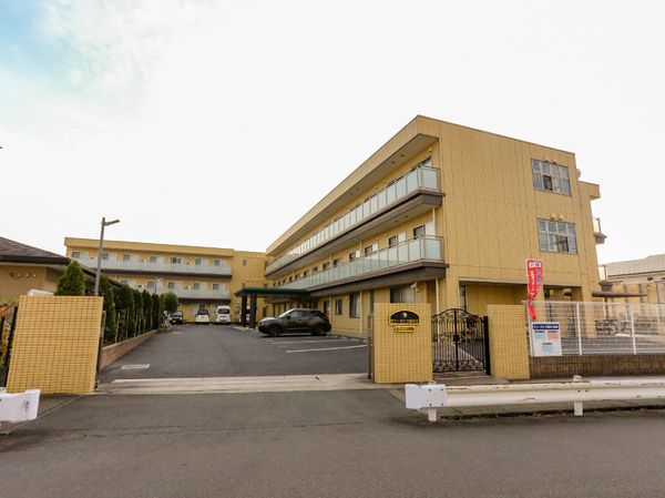 黄色い建物の外観