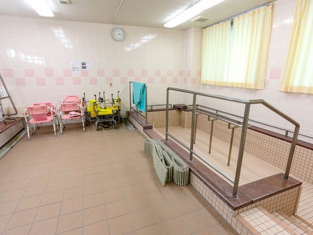 清潔な浴室設備 浴室 広々とした空間が心地よい浴室は、利用者の安全を考えた設計です。
