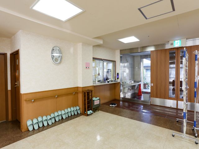 清潔なロビーの風景 玄関 広々とした空間に清潔感溢れるエントランス。皆さんの笑顔が溢れる働きやすい環境を提供します。