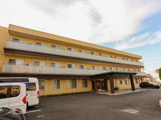 黄色い建物の外観
