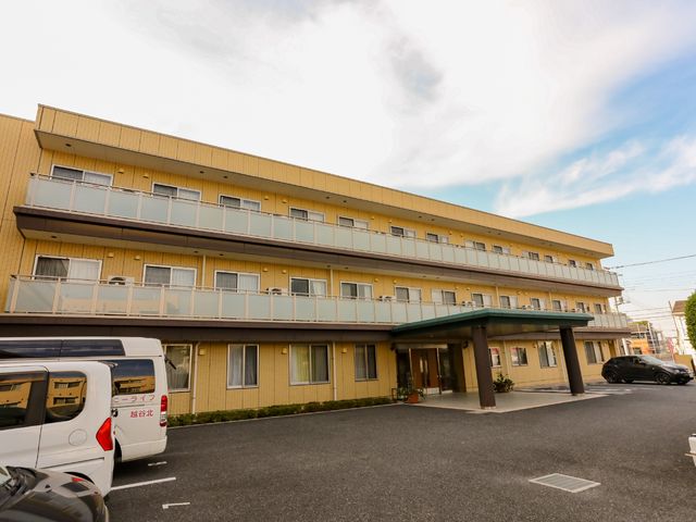 黄色い建物の外観 外観 ゆったりとした空間が迎えるエントランス。安心感を与える明るい色合いです。