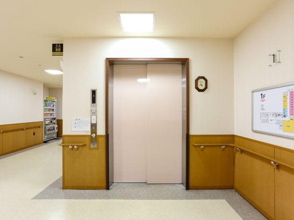 清潔な廊下とエレベーター