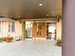 明るいエントランスの風景