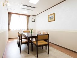 明るい居室の一角