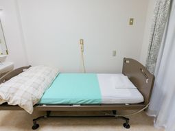 清潔な居室のベッド