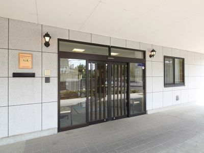 明るい開放的なエントランス