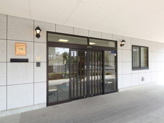 明るい開放的なエントランス