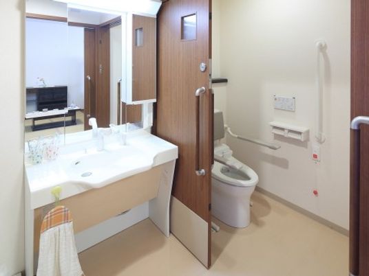 清潔感のあるトイレと洗面台