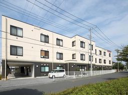 明るい外観の施設