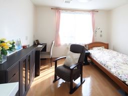 明るい個室の居室