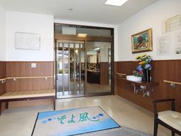 エントランスの明るい印象