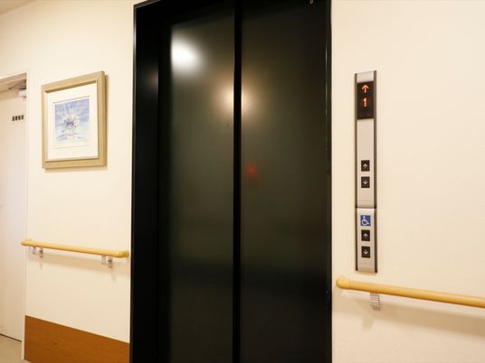 白壁とエレベーター