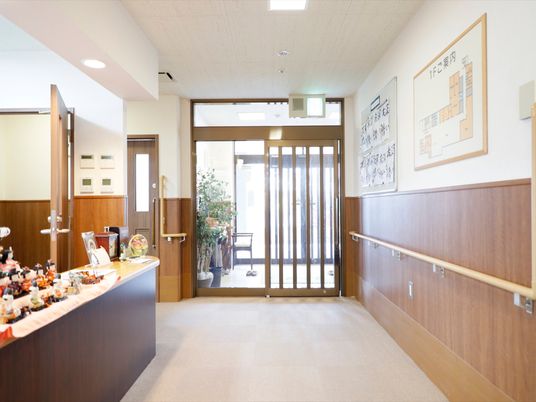 エントランスの明るい通路