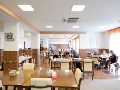 広々とした明るい食堂