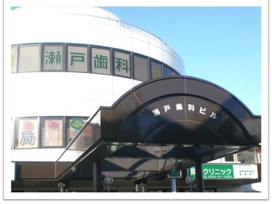 ビルのエントランス  