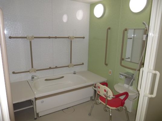 バリアフリー対応の浴室