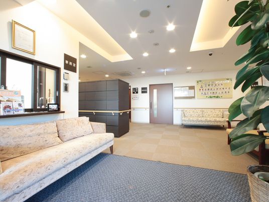 明るいエントランスの風景