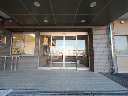 広々とした明るいエントランス