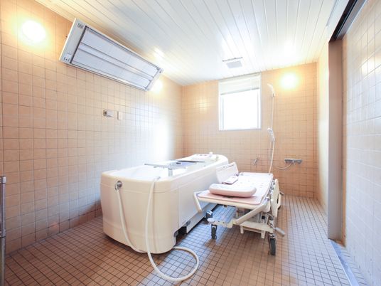 明るい清潔な浴室