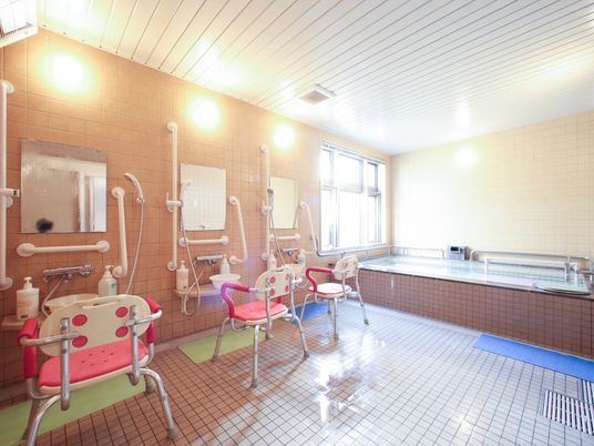 明るい浴室の内観