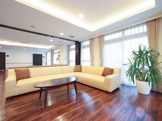 清潔感ある明るいラウンジ