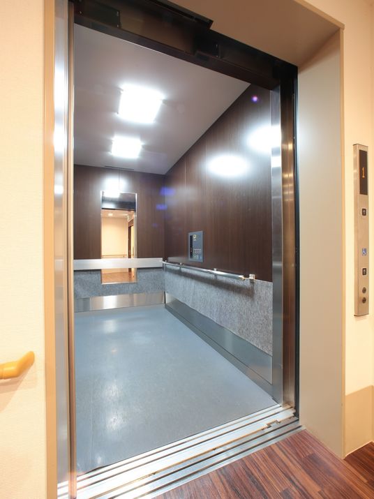 開放的なエレベーター入口