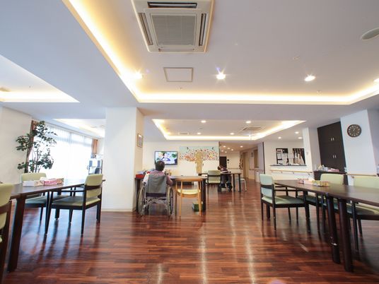 広々とした明るい食堂