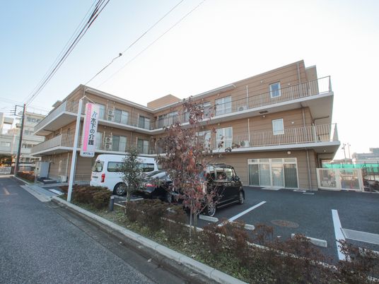 明るい日差しの建物外観