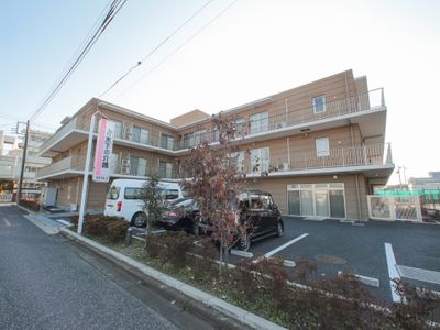 明るい日差しの建物外観