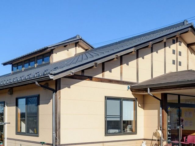 広がる施設の建物 外観 広がりを感じる建物の造りが魅力的です。温かみのある外観が働く環境をより良くします。