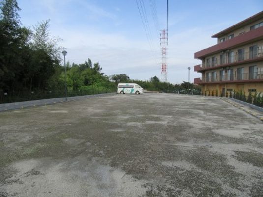 広い駐車場と建物の外観  