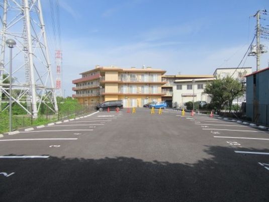 駐車場と建物外観  