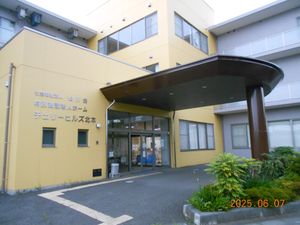 明るい建物の正面外観  
