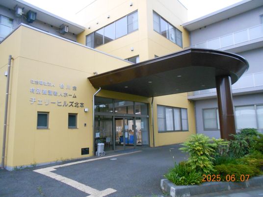 明るい建物の正面外観  