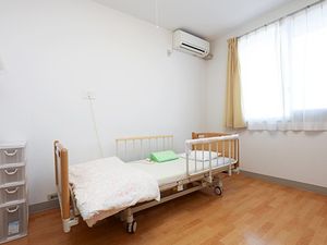 明るい居室のベッド  