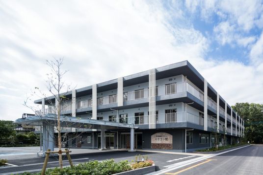 広々とした建物外観