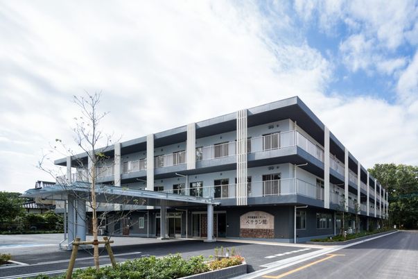 広々とした建物外観