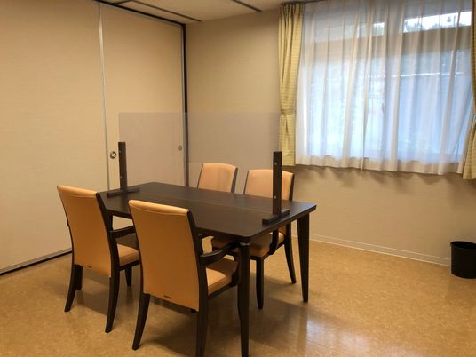 会議テーブル付き室内