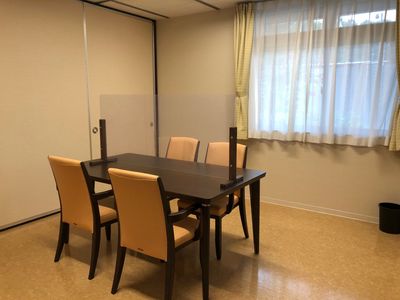 会議テーブル付き室内