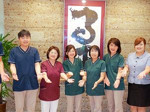 スタッフが並ぶエントランス  