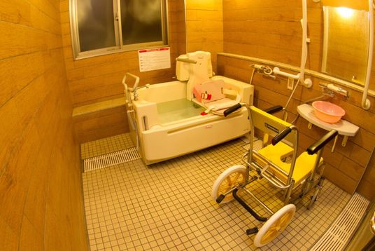 車椅子対応が施された浴室