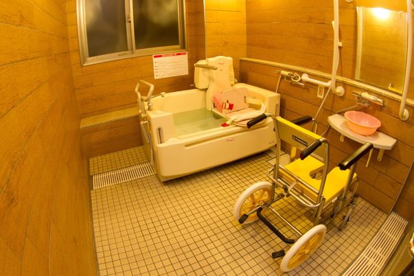 車椅子対応が施された浴室