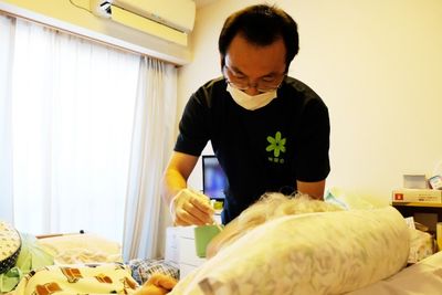 スタッフが介助する居室