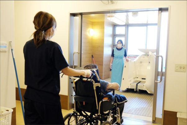 介護サービス中の浴室