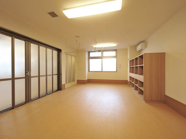 広々とした明るい多目的室 多目的室 広々とした空間が魅力の多目的室が見受けられます。日当たり良好で、さまざまな活動が行えそうです。