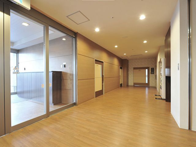 ゆったり廊下 廊下 温もりを感じる木目調の床が広がる明るい廊下です。ゆったりとした空間で快適な移動ができそうです。
