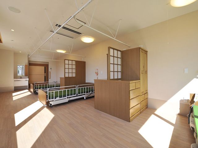 広々とした居室のイメージ 居室 ゆとりある空間の居室です。木目調の家具が心地よい、明るく暖かみのある雰囲気を演出しています。