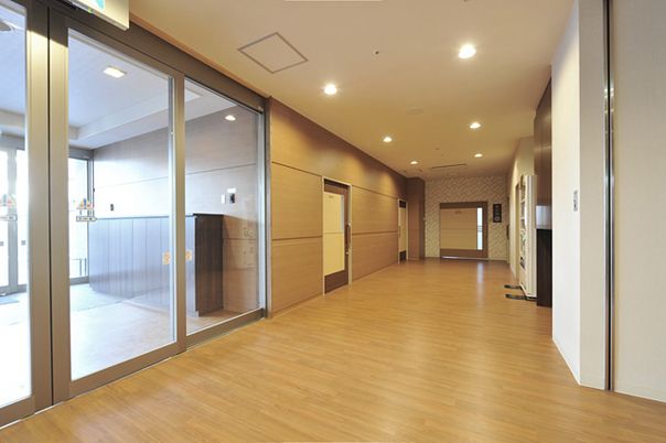 明るく広々とした廊下