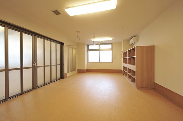 広々とした明るい多目的室